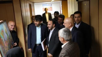 اهدای آثار هنری دانشجویان دانشگاه نیشابور به مقام عالی وزارت