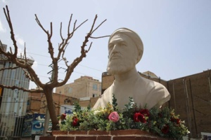 طراحی و اجرای سردیس شهید بهشتی توسط استاد قره باغی، عضو هیأت علمی دانشگاه نیشابور