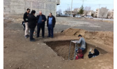 بازدید رئیس دانشگاه نیشابور و معاون مالی از گمانه‌های گروه باستان‌شناسی و فعالیت دانشجویان در شهرک فیروزه