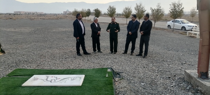 بازدید سردار سلیمانی فرماندهی تیپ مستقل زرهی ۲۱ امام رضا(ع) پس از نصب اسکلت المان شهید گمنام دانشگاه