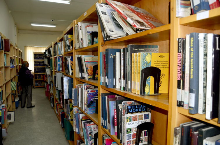 تقویت منابع علمی کتابخانه دانشگاه با اهداء کتاب از طرف خیر نیک اندیش