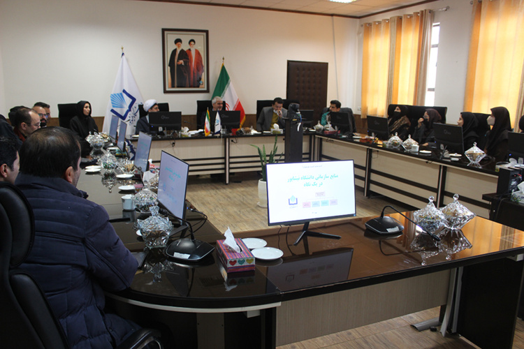 نشست صمیمانه هیأت رئیسه دانشگاه با اعضاء هیأت علمی دانشکده ادبیات و علوم انسانی