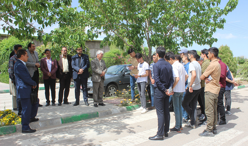 به مناسبت روز درهای باز دانشگاه، بازدید دانش آموزی از دانشگاه