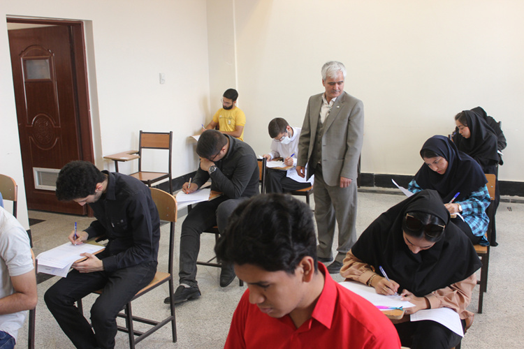 بازدید سرزده ریاست دانشگاه از روند برگزاری امتحانات نیمسال دوم تحصیلی