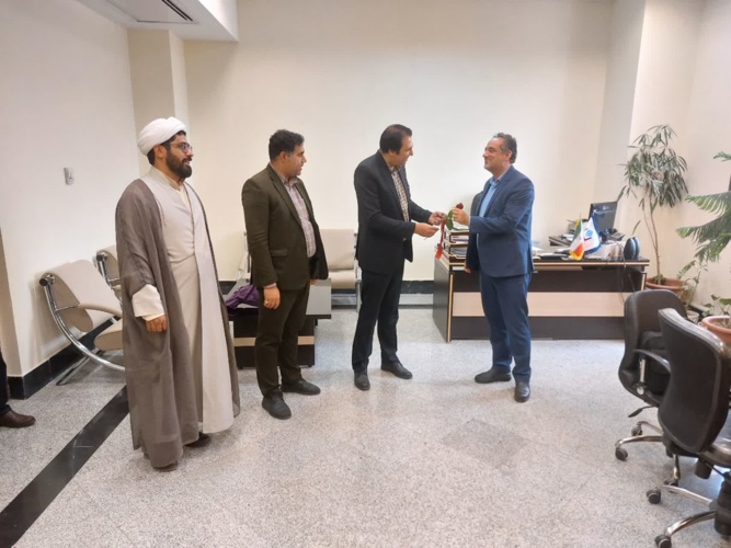 تقدیر از اساتید دانشگاه با اهداء شاخه گلی از جنس قدردانی