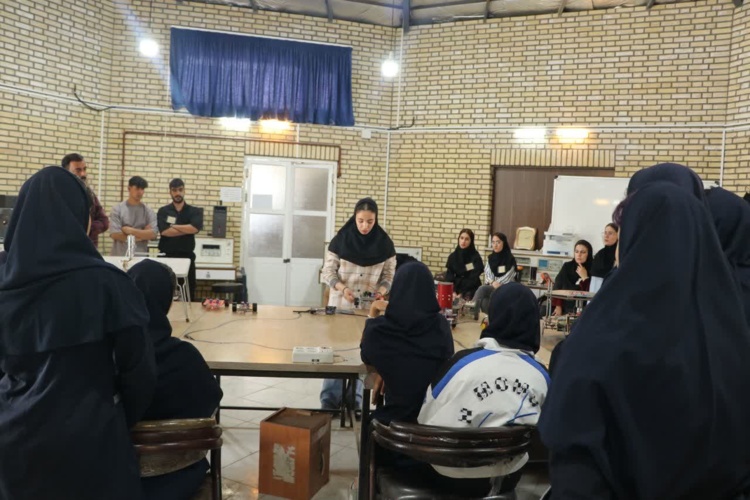 خلاقیت‌های دانشجویی الهام‌بخش نسل آینده؛ نمایش دستاوردهای فناورانه دانشجویان دانشگاه نیشابور به دانش آموزان