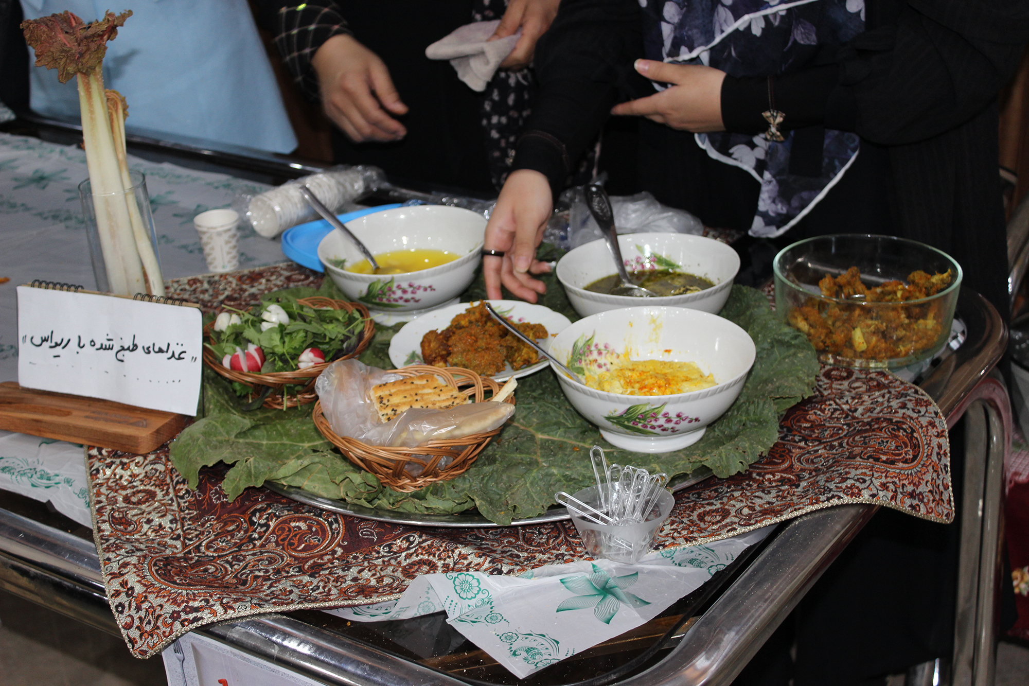برگزاری جشنواره رنگارنگ غذاهای محلی در دانشگاه نیشابور؛ به همت کانون صنایع دستی