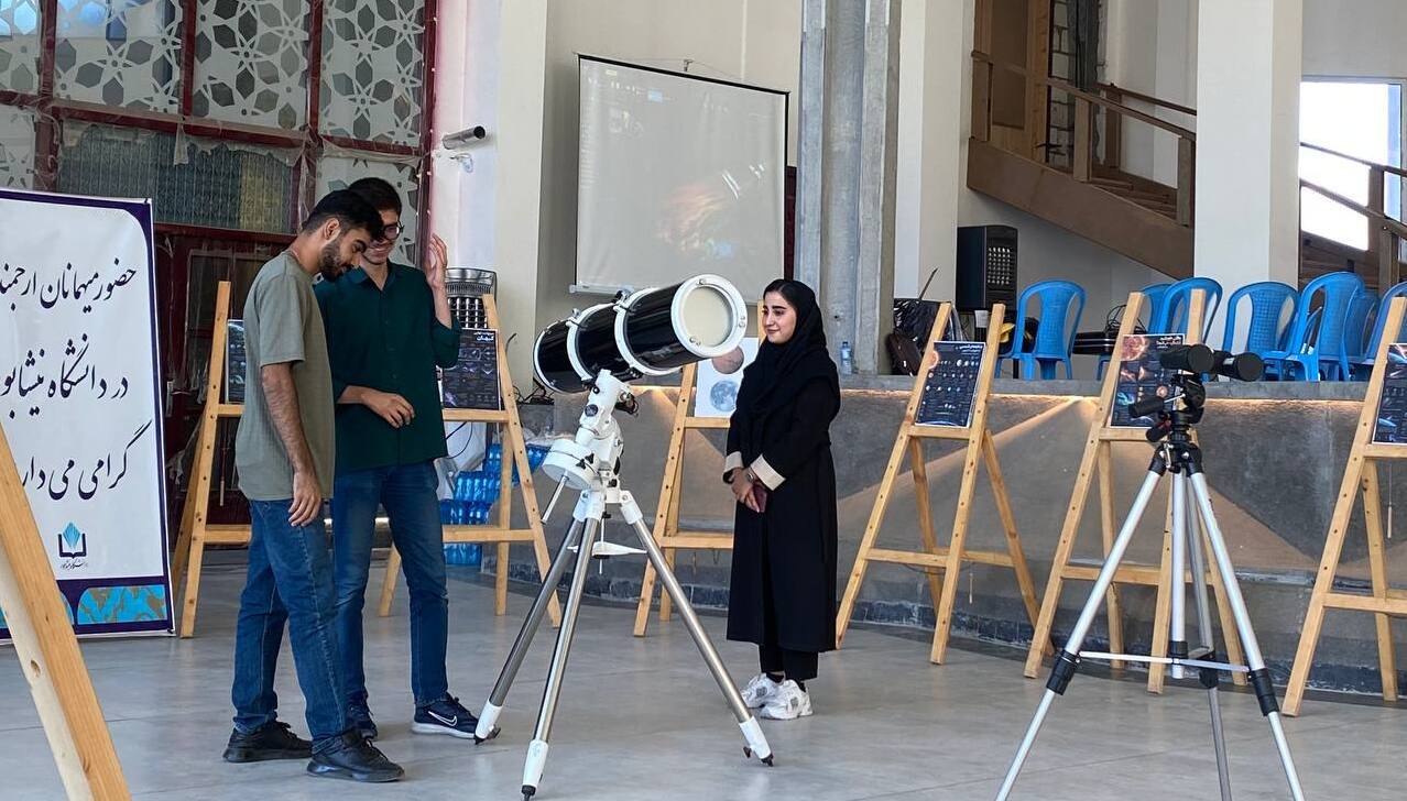 برگزاری نمایشگاه فیزیک و اخترشناسی دانشجویان دانشگاه نیشابور در افلاک‌نما